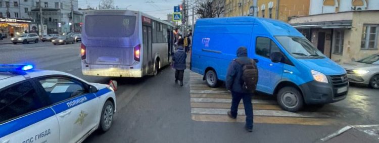 В ДТП с участием маршрутки №65 пострадали водитель ГАЗели и 17-летний подросток