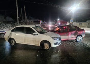 В ДТП на улице Коняева пострадали водитель и двое подростков-пассажиров В ДТП на улице Коняева пострадали водитель и двое подростков-пассажиров