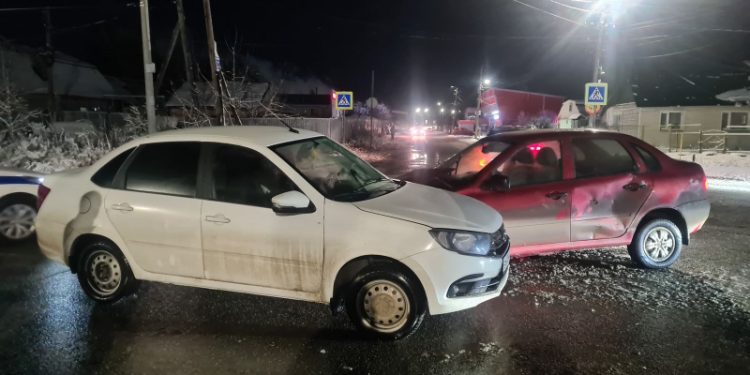 В ДТП на улице Коняева пострадали водитель и двое подростков-пассажиров