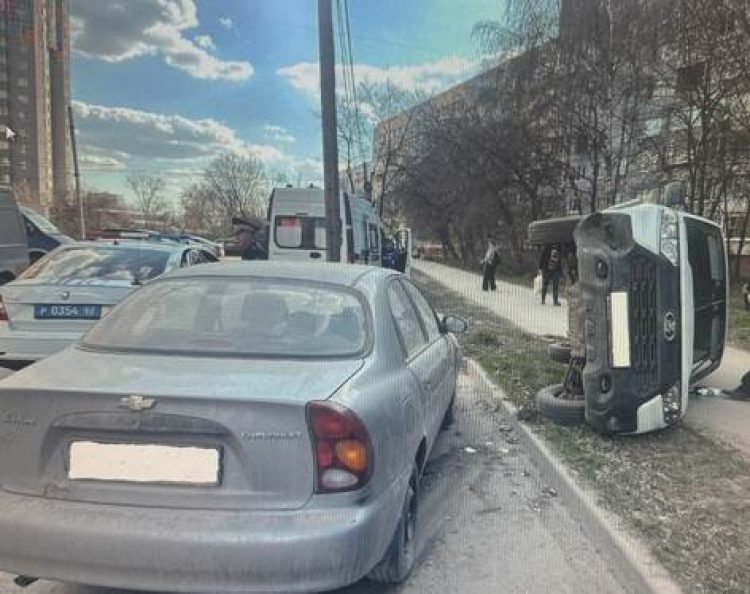 На улице Новоселов пьяный водитель на ВАЗ устроил ДТП