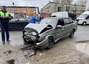 В ДТП на улице Нахимова пострадали два водителя