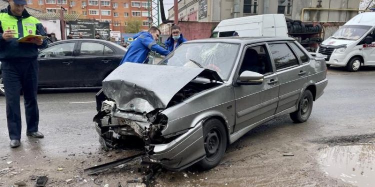 В ДТП на улице Нахимова пострадали два водителя В ДТП на улице Нахимова пострадали два водителя