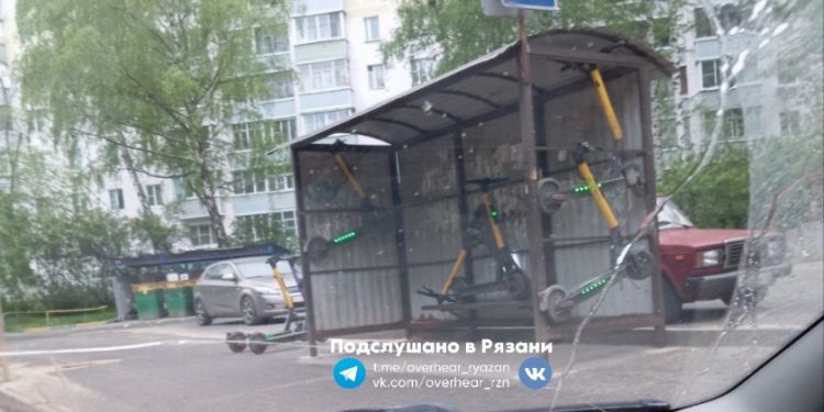 Остановку в рязанской Дашково-Песочне "украсили" электросамокатами Остановку в рязанской Дашково-Песочне «украсили» электросамокатами