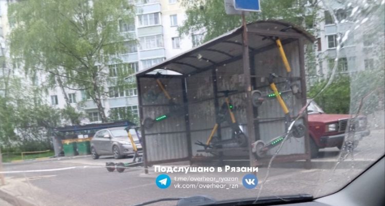 Остановку в рязанской Дашково-Песочне "украсили" электросамокатами