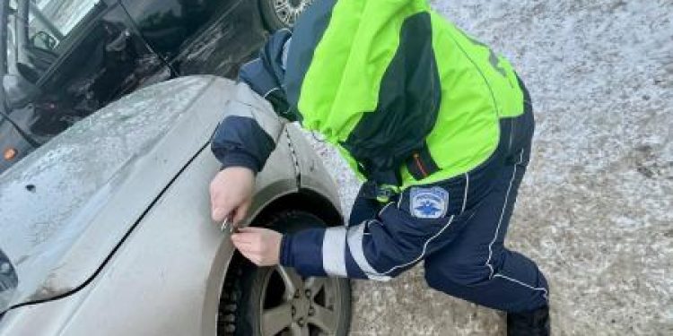 В ДТП в Захаровском районе пострадал 75-летний водитель на «Lada Kalina»