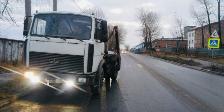 На улице Связи водитель грузовика сбил 18-летнего пешехода