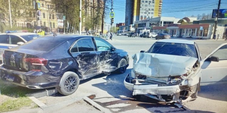 На улице Черновицкой 17-летний водитель устроил ДТП На улице Черновицкой 17-летний водитель устроил ДТП