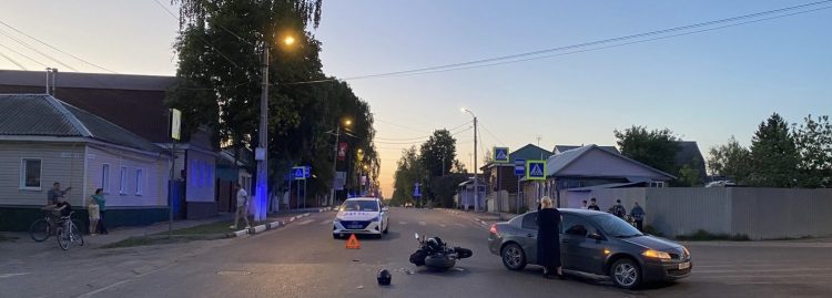В ДТП в рязанском Скопине пострадали мотоциклист и его спутница В ДТП в рязанском Скопине пострадали мотоциклист и его спутница