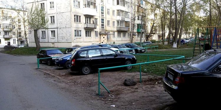 С начала 2023 года 4817 водителей заплатили штраф за парковку автомобилей на газонах