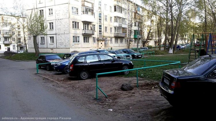 С начала 2023 года 4817 водителей заплатили штраф за парковку автомобилей на газонах