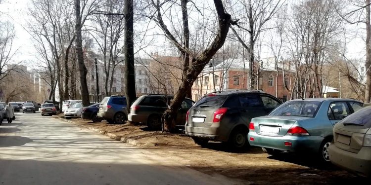 С начала 2023 года штрафы за парковку на газонах получили 4911 рязанских водителей