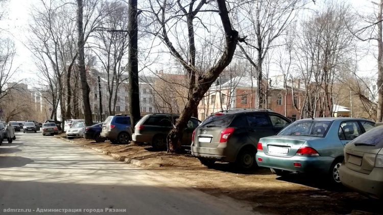 С начала 2023 года штрафы за парковку на газонах получили 4911 рязанских водителей