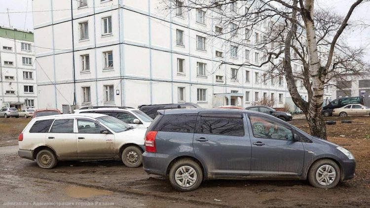 С начала 2023 года 5038 рязанским водителям выписали штрафы за парковку на газонах