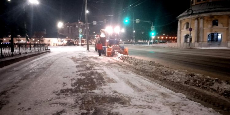 Минувшей ночью с рязанских дорог вывезли 626 кубометров снега Минувшей ночью с рязанских дорог вывезли 626 кубометров снега