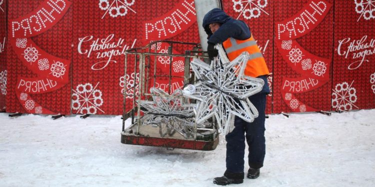 Мэрия: в Рязани продолжают наряжать новогодние ели