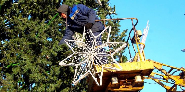 Новогоднюю ель на площади Ленина полностью украсят к концу текущей недели