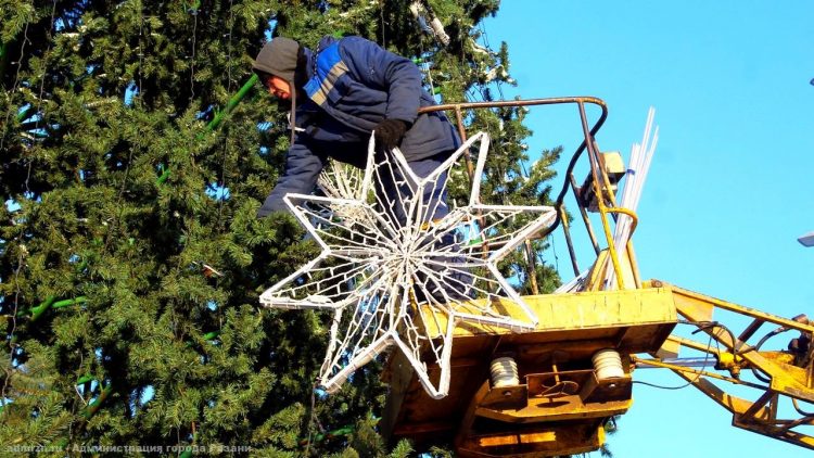 Новогоднюю ель на площади Ленина полностью украсят к концу текущей недели