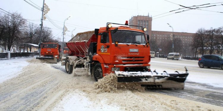На рязанских дорогах работают 20 комбинированных дорожных машин