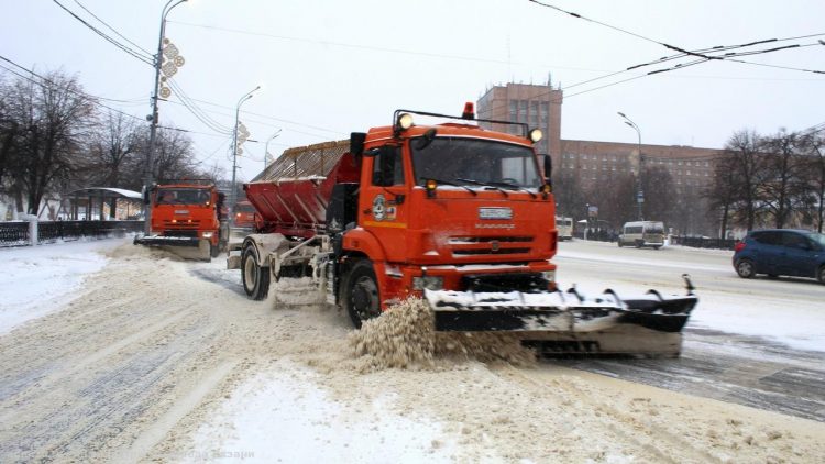 На рязанских дорогах работают 20 комбинированных дорожных машин