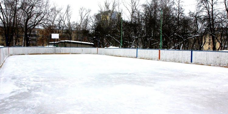 В Рязани залили 10 катков и хоккейных коробок