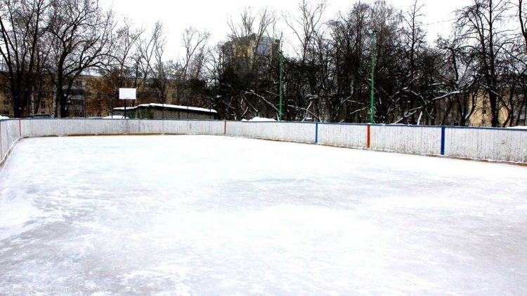 В Рязани залили 10 катков и хоккейных коробок