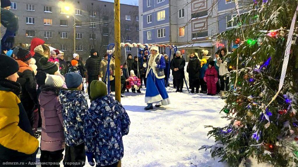 В рязанских дворах стартовало новогоднее представление "Дед Мороз в гостях у ТОС"