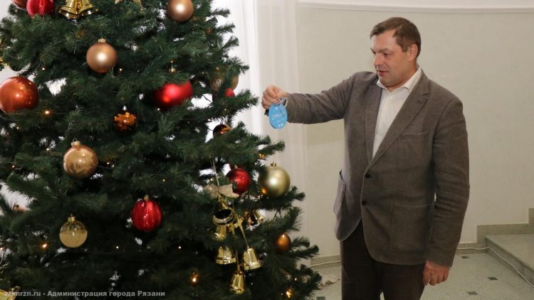 Мэр Рязани Артемов присоединился к новогодней акции "Елка желаний"