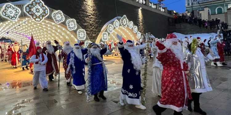 В параде Дедов Морозов и Снегурочек в Рязани участвовали 200 человек В параде Дедов Морозов и Снегурочек в Рязани участвовали 200 человек