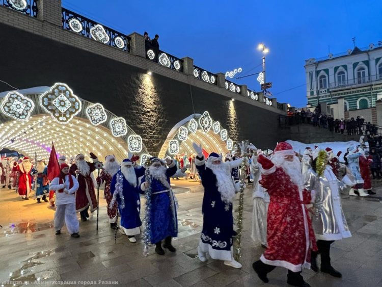 В параде Дедов Морозов и Снегурочек в Рязани участвовали 200 человек