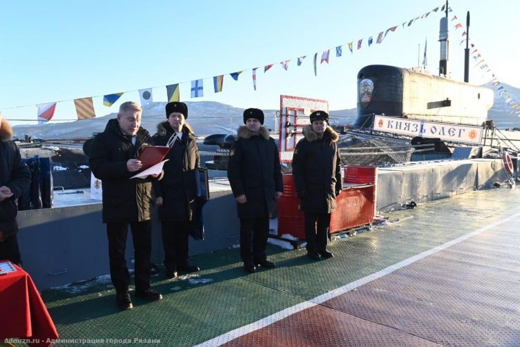Экипажу подводной лодки "Князь Олег" передали новогодние подарки из Рязани