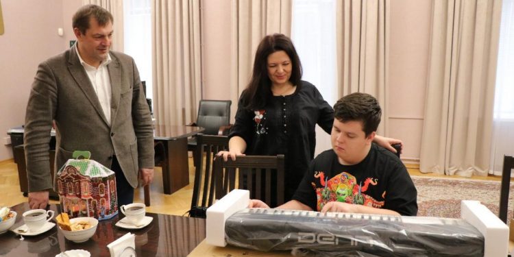 Мэр Рязани Артемов подарил 15-летнему подростку синтезатор Мэр Рязани Артемов подарил 15-летнему подростку синтезатор