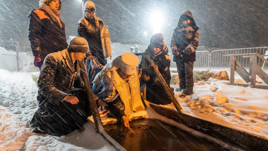 Более 1500 рязанцев окунулись в озеро Ореховое на Крещенские купания