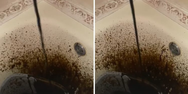 Рязанцы показали черную воду, которая течет из крана после недавнего ремонта