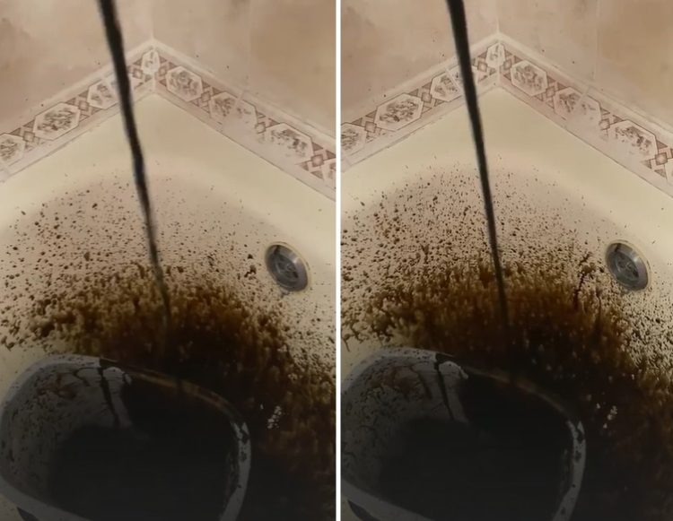 Рязанцы показали черную воду, которая течет из крана после недавнего ремонта