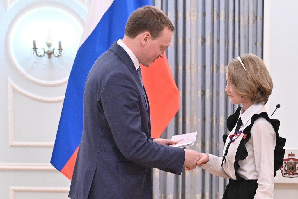 Губернатор Малков вручил 21 рязанскому школьнику паспорта в День Конституции РФ