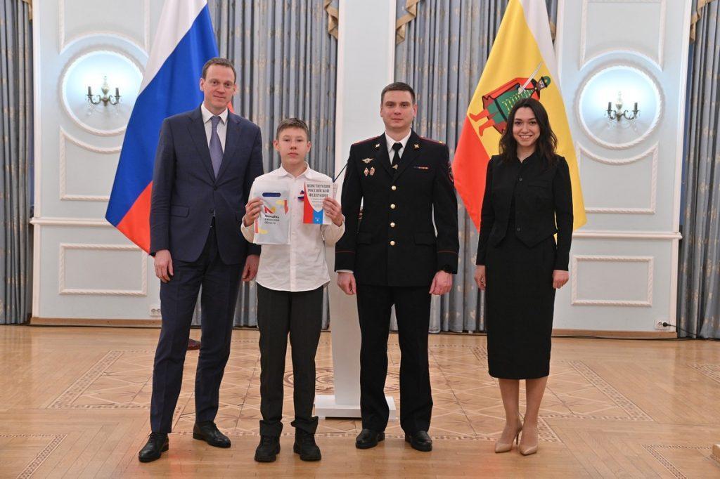Губернатор Малков вручил 21 рязанскому школьнику паспорта в День Конституции РФ