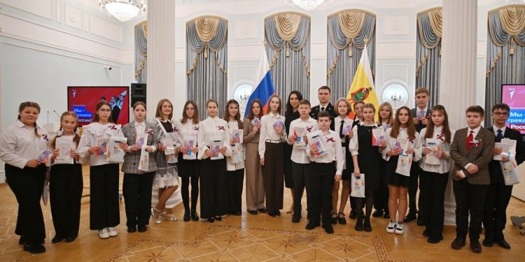 Губернатор Малков вручил 21 рязанскому школьнику паспорта в День Конституции РФ