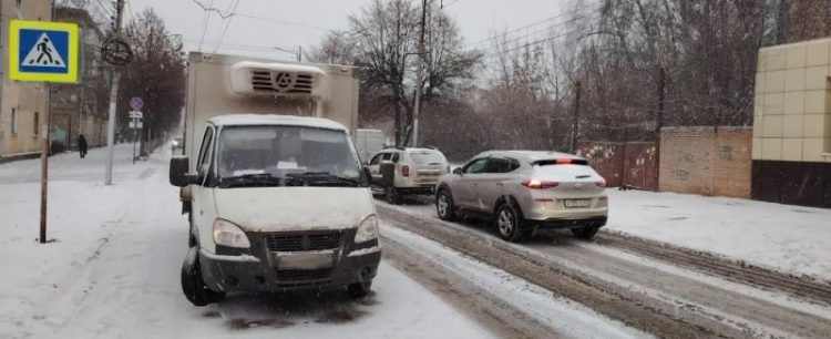 На улице Чкалова водитель ГАЗели сбил коляску с грудным ребенком