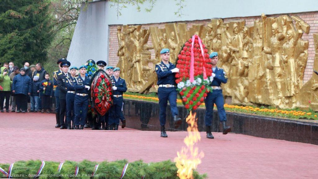 Рязанцы возложили цветы к Огню памяти и к памятнику павшим воинам блокадного Ленинграда