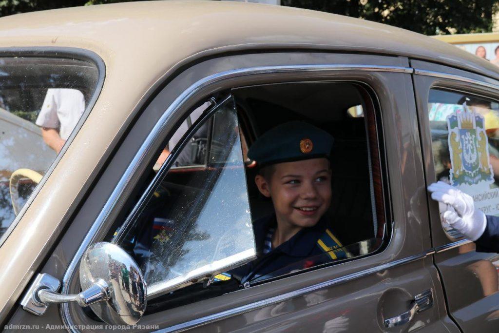В центре Рязани прошла выставка раритетных автомобилей "Победа в наших сердцах"