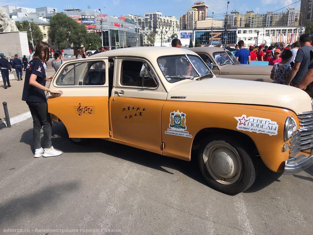 В центре Рязани прошла выставка раритетных автомобилей "Победа в наших сердцах"
