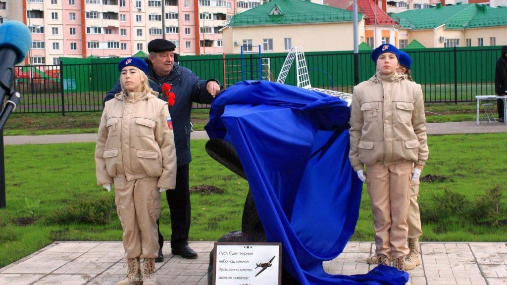 В Васильевском переулке открыли сквер, посвященный летчикам-героям ВОВ