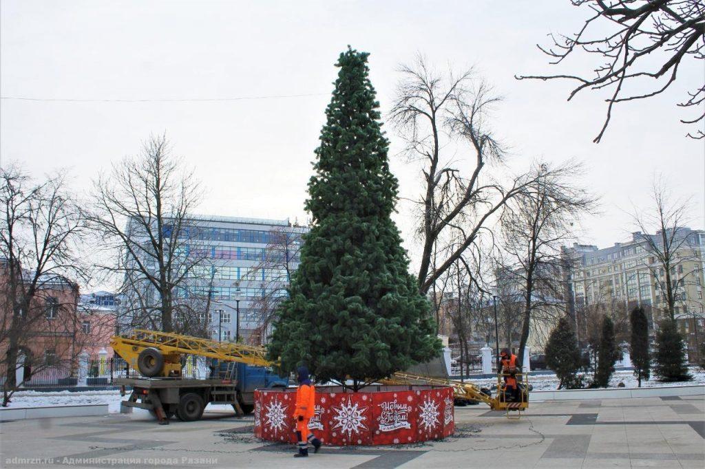 В Верхнем городском парке нарядили новогоднюю елку