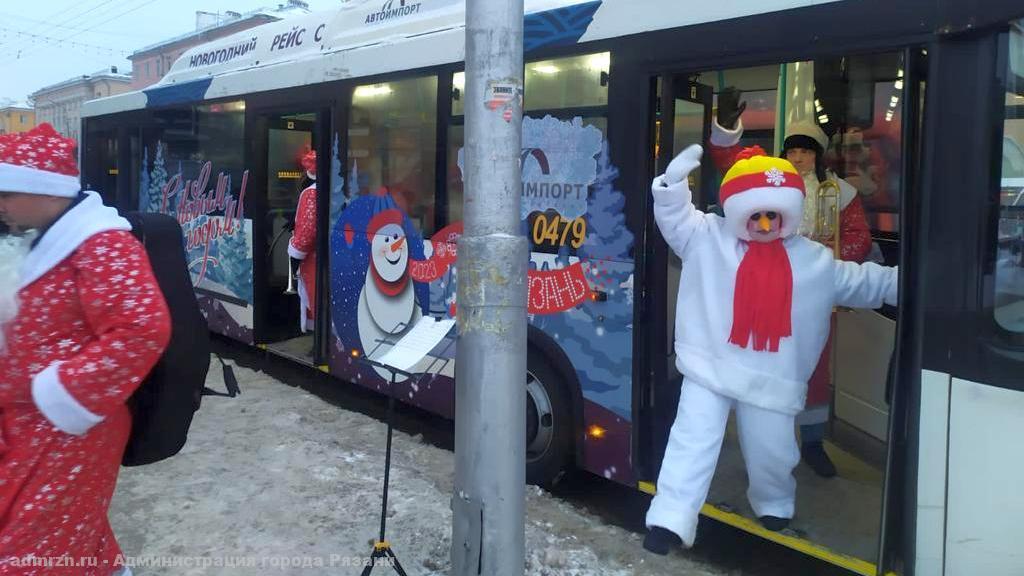 Новогодний автобус начал курсировать по рязанским улицам
