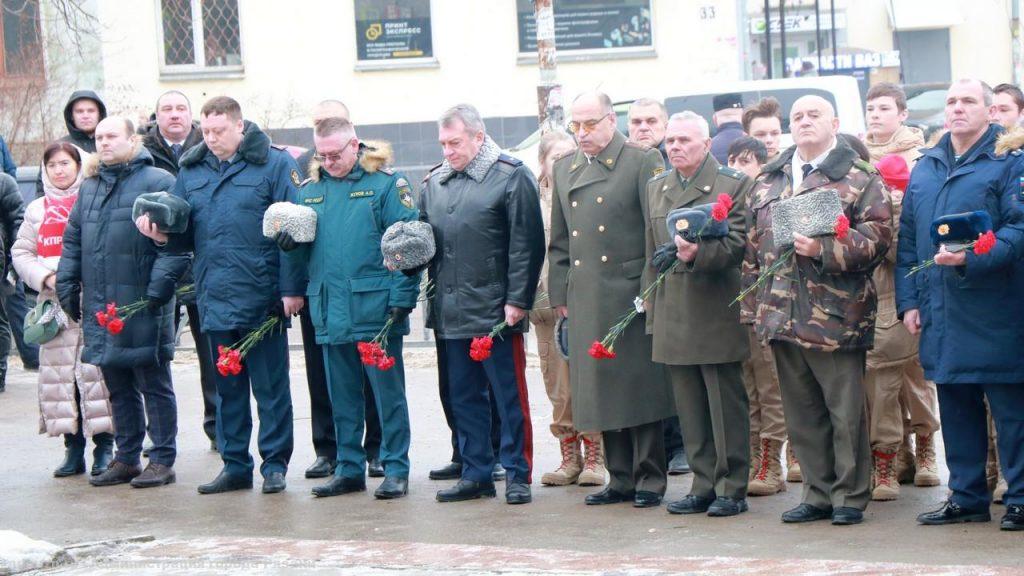 Рязанцы возложили цветы к памятнику Федора Полетаева