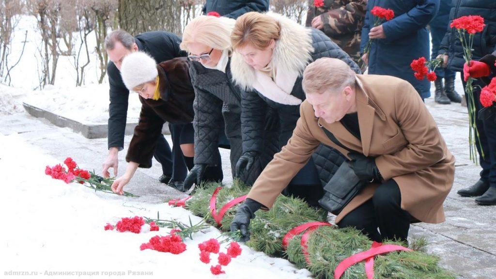 Рязанцы возложили цветы к памятнику Федора Полетаева