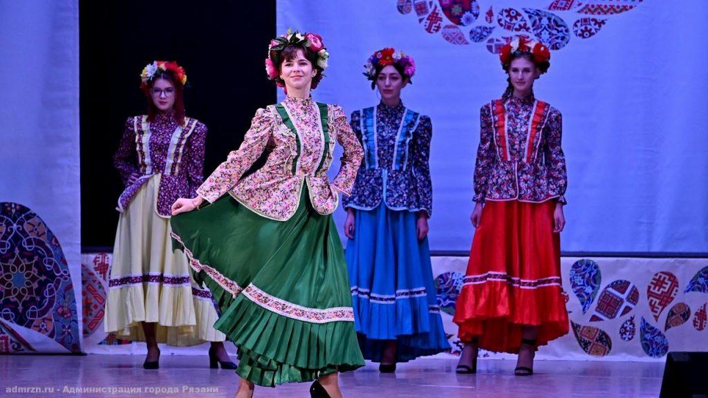В рязанском ДК "Приокский" прошел фестиваль искусств национальных культур "Окский меридиан"