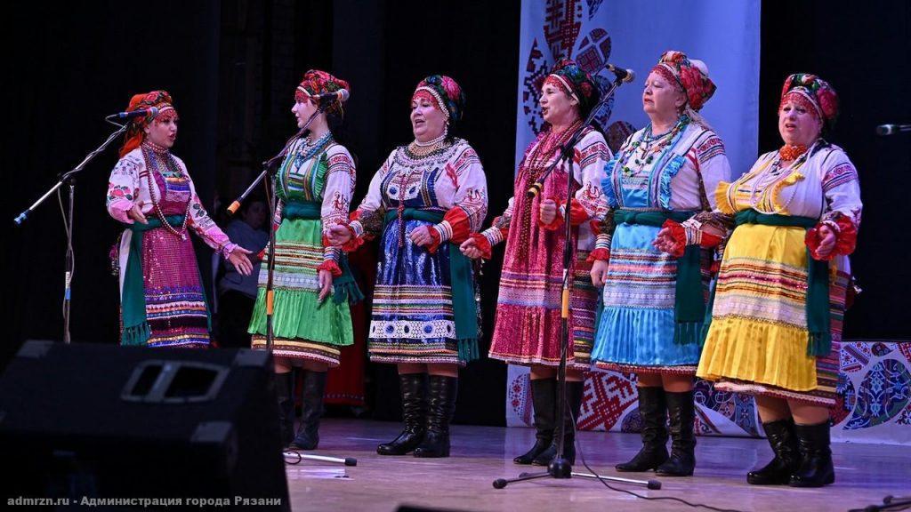 В рязанском ДК "Приокский" прошел фестиваль искусств национальных культур "Окский меридиан"