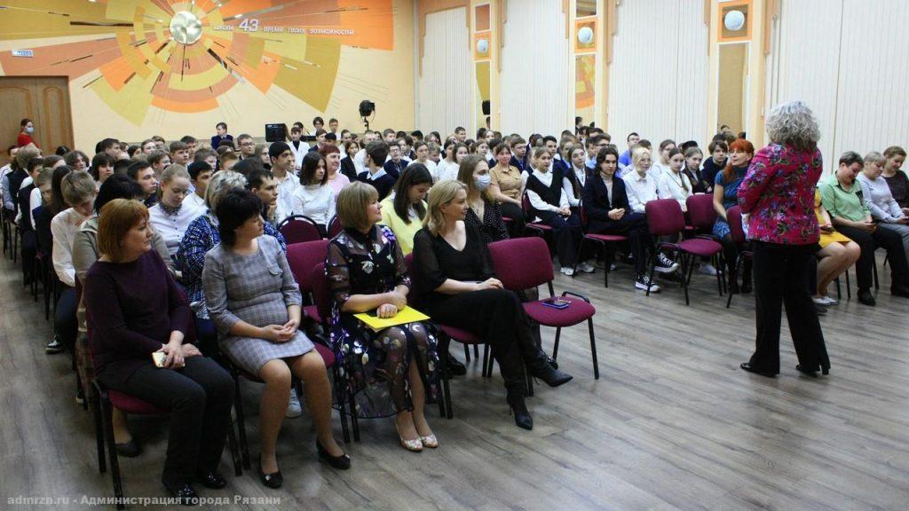 Штевнина посетила спектакль "Пигмалион", который поставили в рязанской школе №43