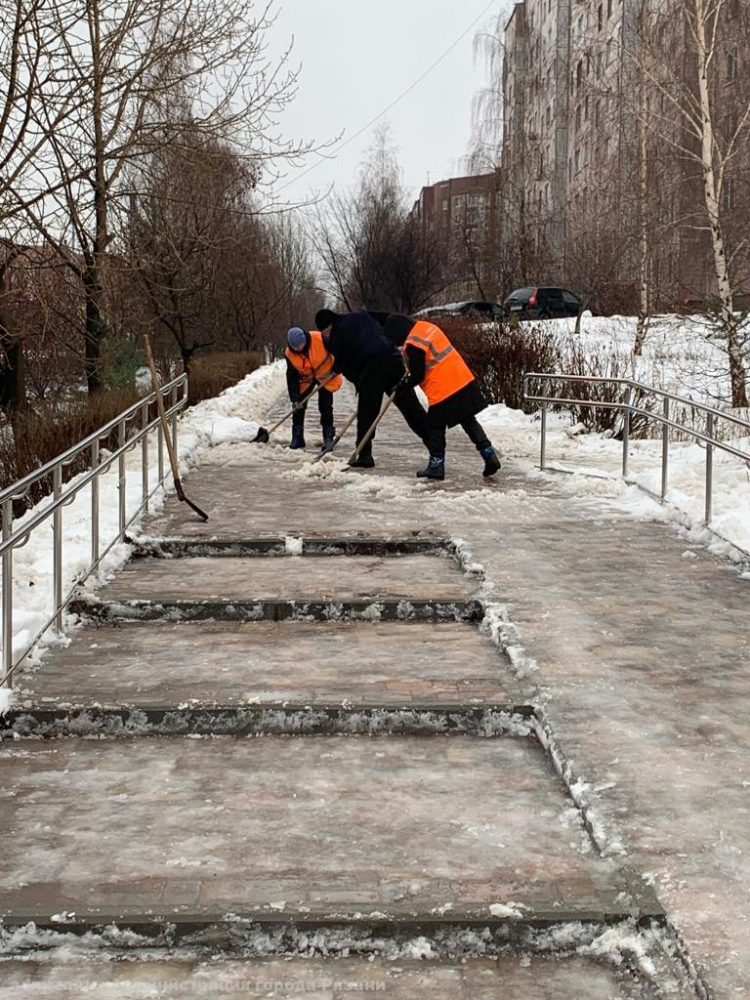 В Рязани продолжается уборка улиц от снега